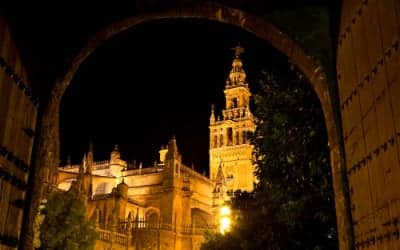 Catedral de Sevilla iluminada de noche