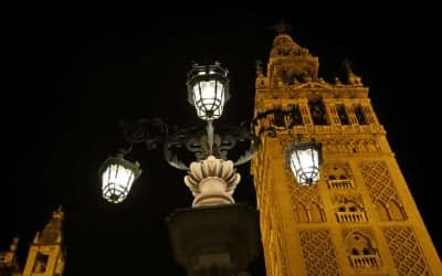 La Giralda iluminada de noche