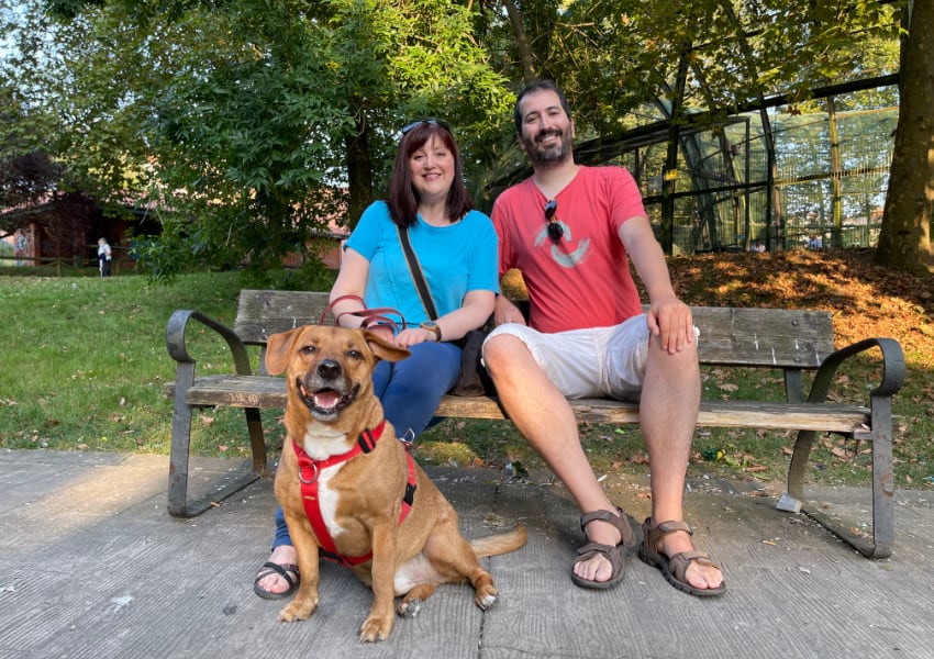 Marta, Fran e Rufus no banco do parque