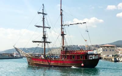 Paseo en barco pirata por Barcelona