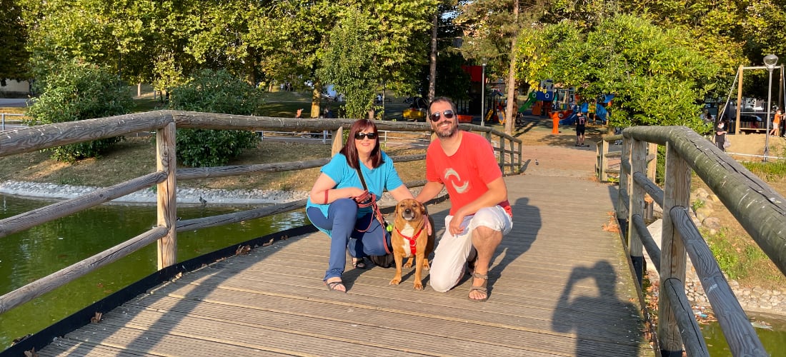 Marta, Fran e Rufus na ponte do parque